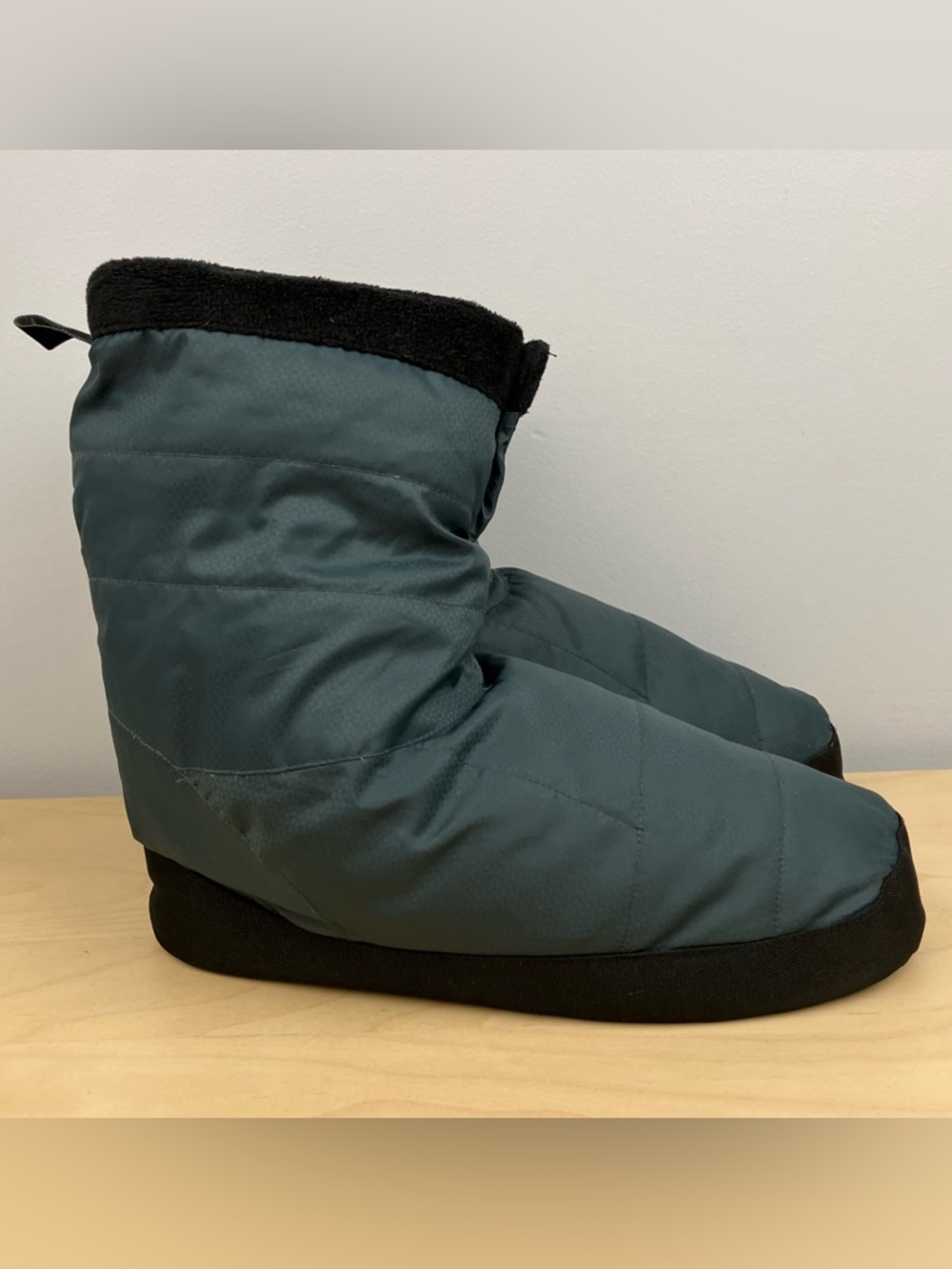 REI Men’s Size M (9-10) Duck Down Puffer Booties Camp Tent Boots Gray Black